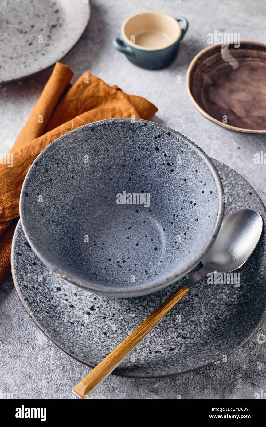 Set di stoviglie con cucchiaio e tovagliolo. La disposizione del tavolo è semplice ed elegante Foto Stock