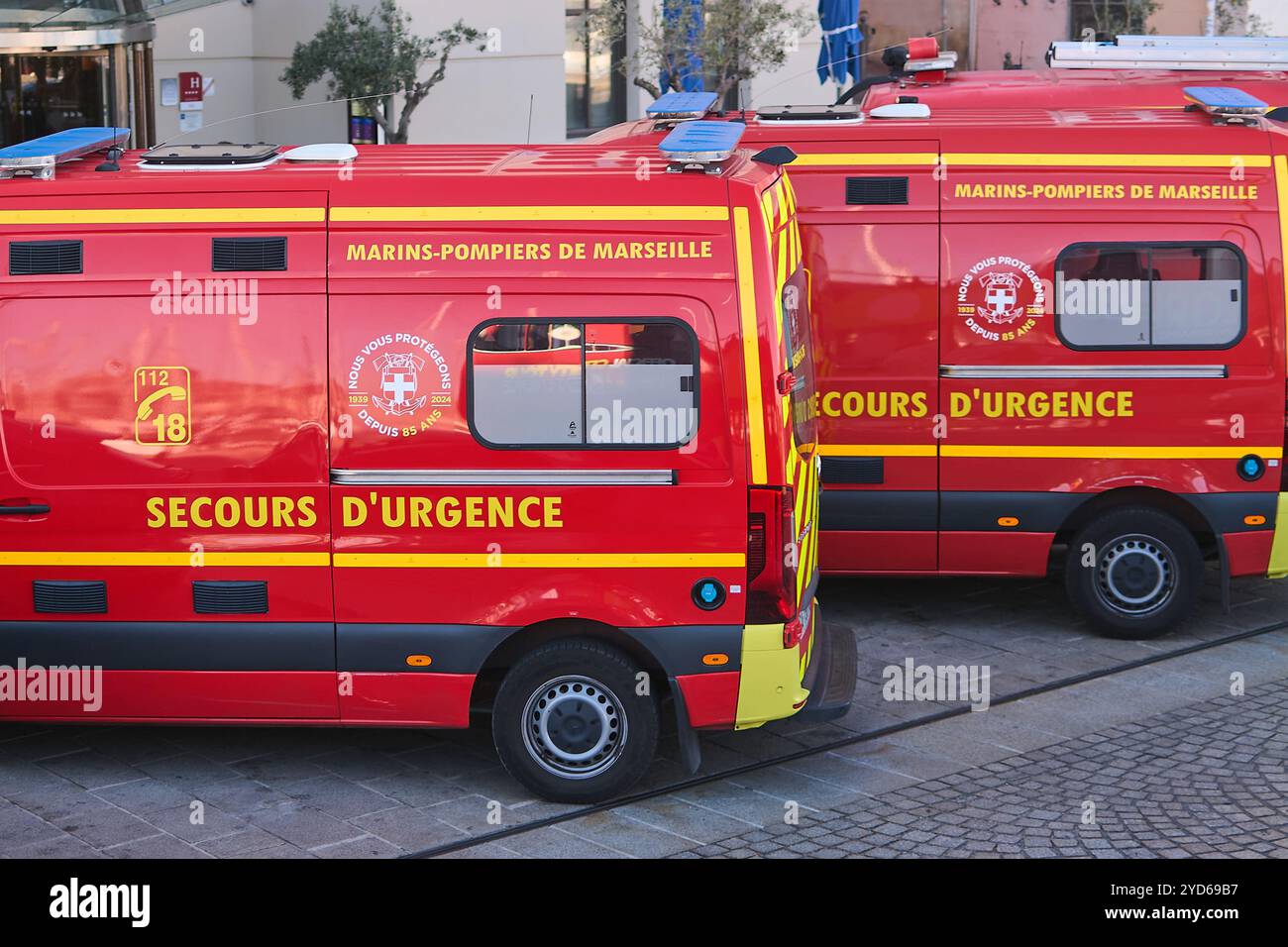 Marsiglia. Francia -24 ottobre 2024: Marsiglia, Francia - 25 ottobre 2024: Le ambulanze dei vigili del fuoco marittimi di Marsiglia parcheggiate e pronte a respingere Foto Stock