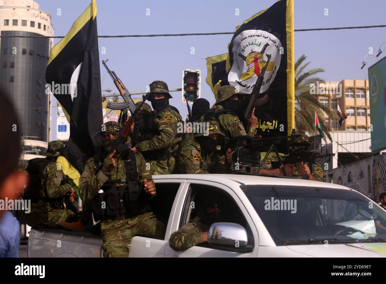 Gaza, Palestina. 7 giugno 2020. I membri delle Brigate di al-Quds, l'ala militare della Jihad Islamica palestinese, prendono parte a un funerale simbolico del loro ex leader Ramadan Shalah a Gaza. L'addio a Gaza era stato organizzato dalla Jihad Islamica palestinese per rendere omaggio a Shalah, che aveva guidato l'organizzazione dal 1995 al 2018. Shalah, 62 anni, fu sepolto a Damasco la domenica dopo essere morto il sabato a causa di una lunga malattia. La Jihad Islamica della Palestina è stata fondata alla fine degli anni settanta nella Striscia di Gaza a seguito dell'occupazione israeliana di Gaza e della Cisgiordania durante la guerra del 1967 Foto Stock