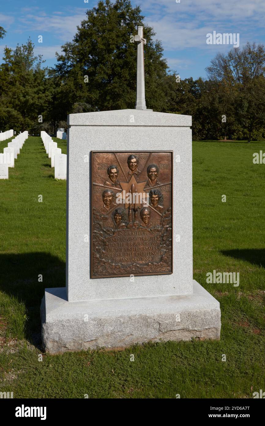 Un monumento in pietra nel cimitero di Arlington onora l'equipaggio dello Space Shuttle Challenger con volti e nomi incisi. Si trova in un ambiente sereno e verde Foto Stock Un monumento in pietra nel cimitero di Arlington onora l'equipaggio dello Space Shuttle Challenger con volti e nomi incisi. Si trova in un ambiente sereno e verde Foto Stock