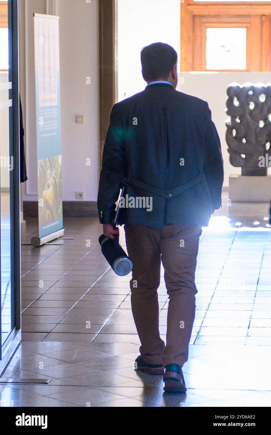 Magdeburgo, Germania. 25 ottobre 2024. Alexander Räuscher (CDU) lascia una riunione del gruppo parlamentare CDU dopo la fine. Räuscher aveva postato una foto sulla rete 'X' che conteneva anche cartucce. Il post di Räuscher è stato una reazione a un post di un membro del Partito Verde che ha postato un meme affermando che i tweet di Räuscher gli hanno dato un mal di testa. Crediti: Klaus-Dietmar Gabbert/dpa/Alamy Live News Foto Stock