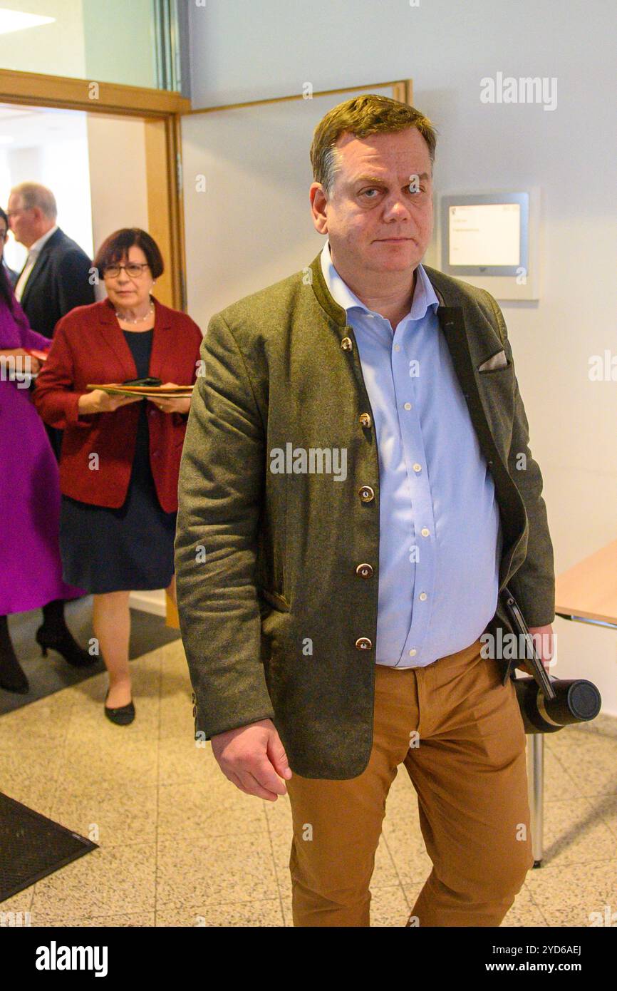 Magdeburgo, Germania. 25 ottobre 2024. Alexander Räuscher (CDU) lascia una riunione del gruppo parlamentare CDU dopo la fine. Räuscher aveva postato una foto sulla rete 'X' che conteneva anche cartucce. Il post di Räuscher è stato una reazione a un post di un membro del Partito Verde che ha postato un meme affermando che i tweet di Räuscher gli hanno dato un mal di testa. Crediti: Klaus-Dietmar Gabbert/dpa/Alamy Live News Foto Stock