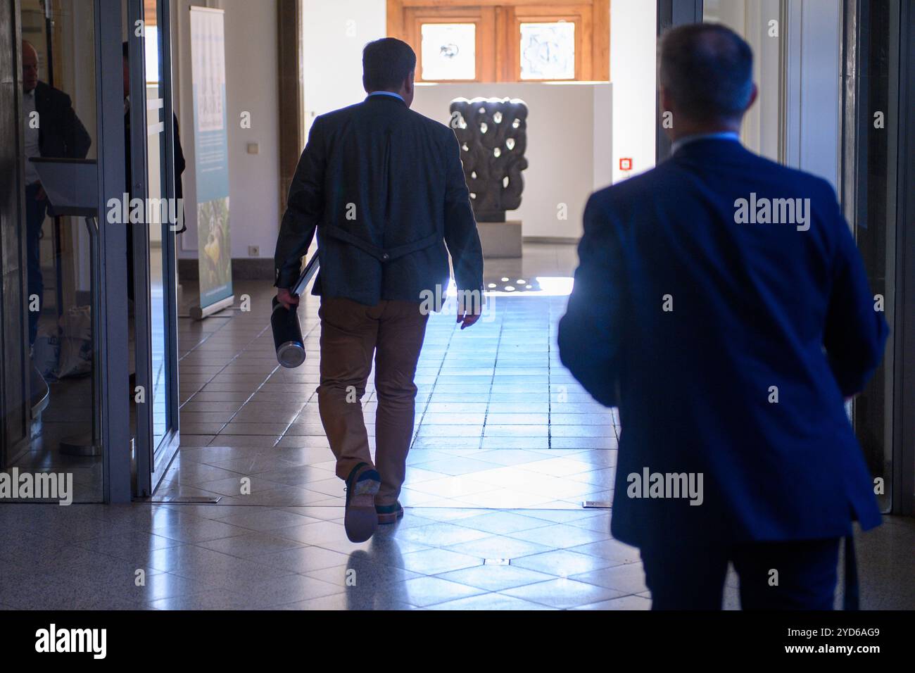 Magdeburgo, Germania. 25 ottobre 2024. Alexander Räuscher (CDU, l) lascia una riunione del gruppo parlamentare CDU dopo la fine. Räuscher aveva postato una foto sulla rete 'X' che conteneva anche proiettili. Il post di Räuscher fu una reazione a un post di un membro del Partito Verde che usò un meme per dire che i tweet di Räuscher gli davano mal di testa. Crediti: Klaus-Dietmar Gabbert/dpa/Alamy Live News Foto Stock