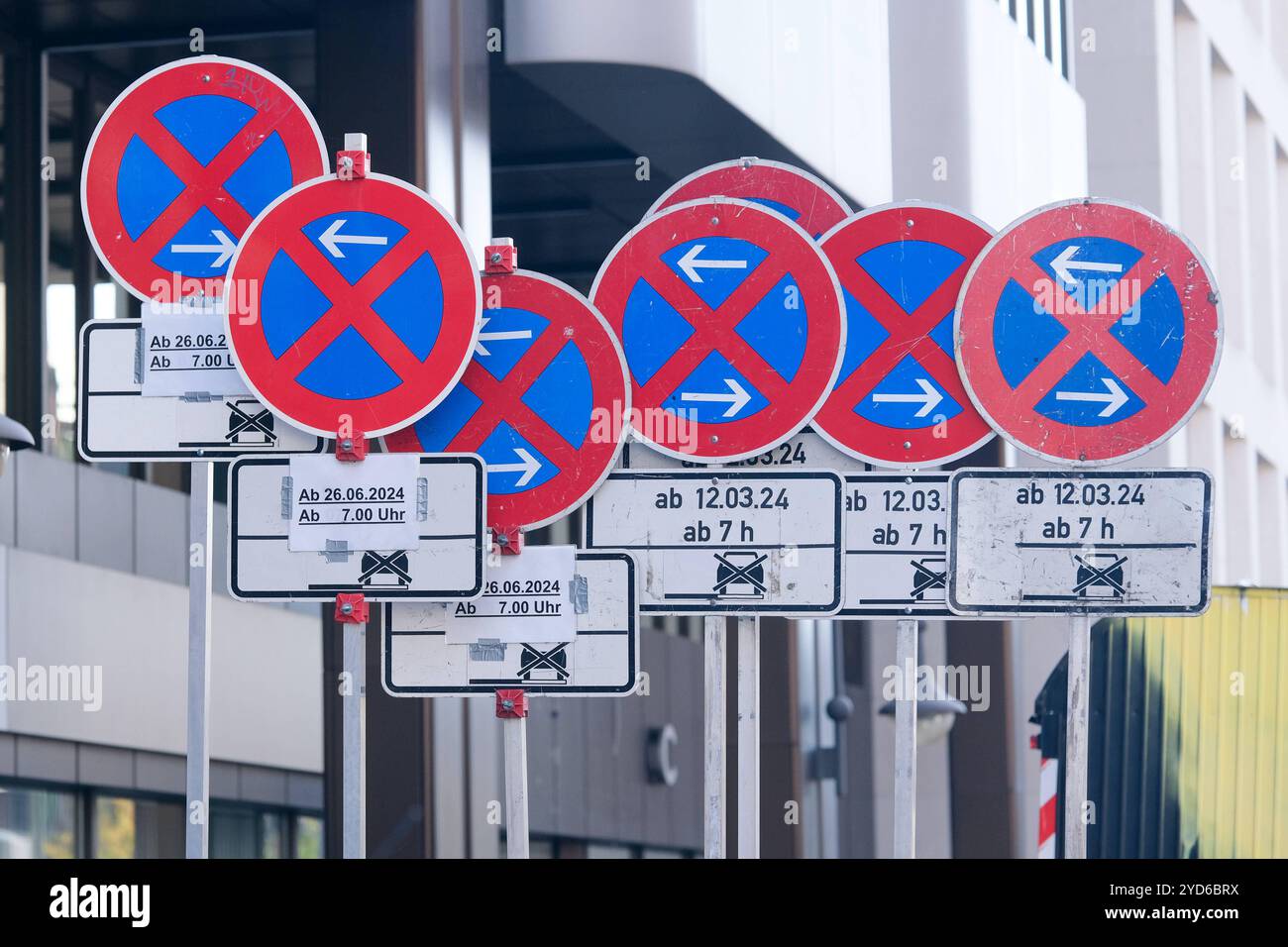 Düsseldorf 25.10.2024 Halteverbot Parkverbot Verkehrszeichen Schilderwald Verkehrsschilder Baustelle Auto Verkehr Verkehrszeichen KFZ Schilderwäldchen Verkehrswirrwarr Düsseldorf Nordrhein-Westfalen Deutschland *** Düsseldorf 25 10 2024 no stop no stop no parking indicazioni stradali boschive indicazioni stradali cantiere indicazioni stradali stradali stradali stradali veicoli a motore segnaletica forestale confusione Düsseldorf North Rhine-Westphalia Germania Foto Stock