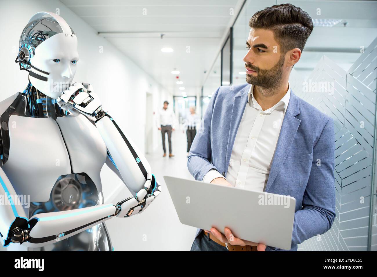 Businessman e robot umanoidi risolvere i problemi Foto Stock