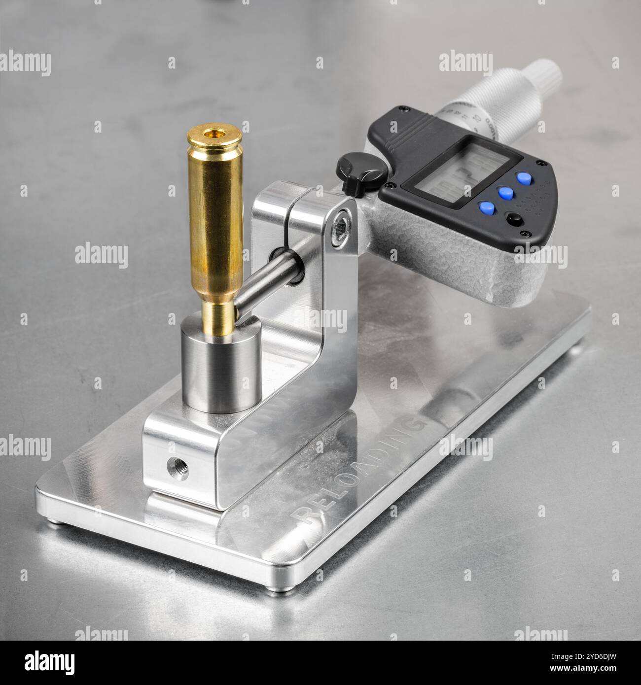 Misurazione dello spessore del collo del proiettile munizioni strumenti di misurazione digitale su un supporto Foto Stock