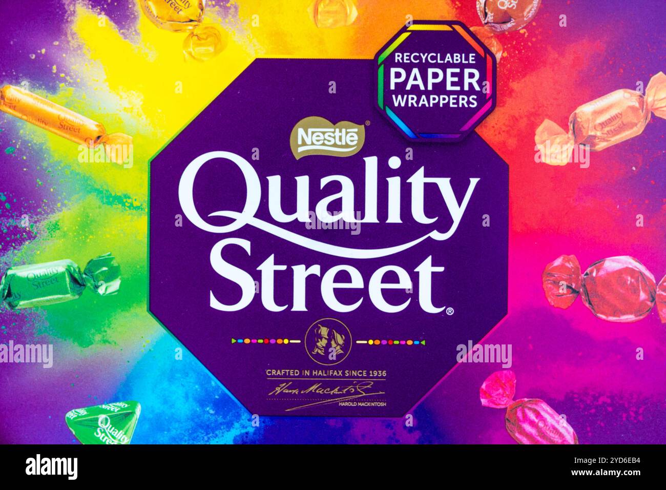Il coperchio di una vasca di cioccolatini Quality Street dice che ora sono in involucri di carta riciclabili. La scatola è anche in cartone e riciclabile. Foto Stock