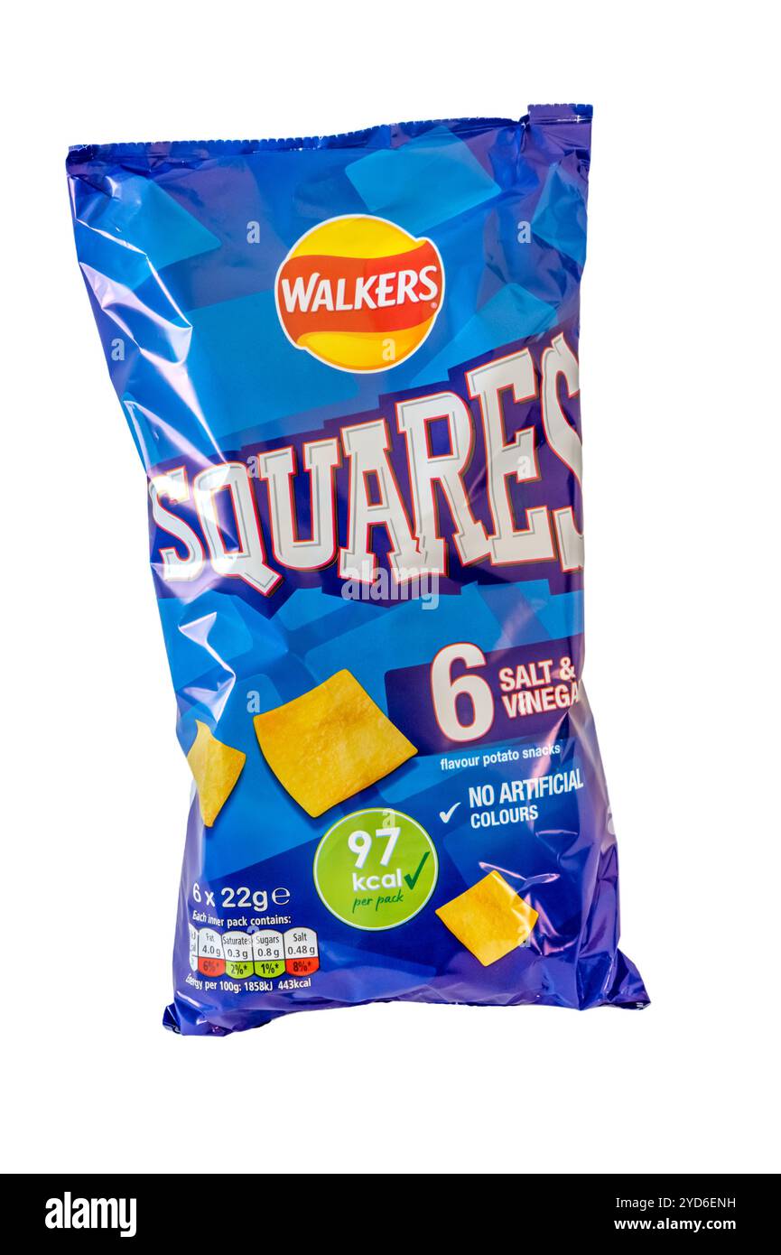 Una confezione multipla di Walkers Square al gusto di sale e aceto, uno spuntino con patate. Foto Stock