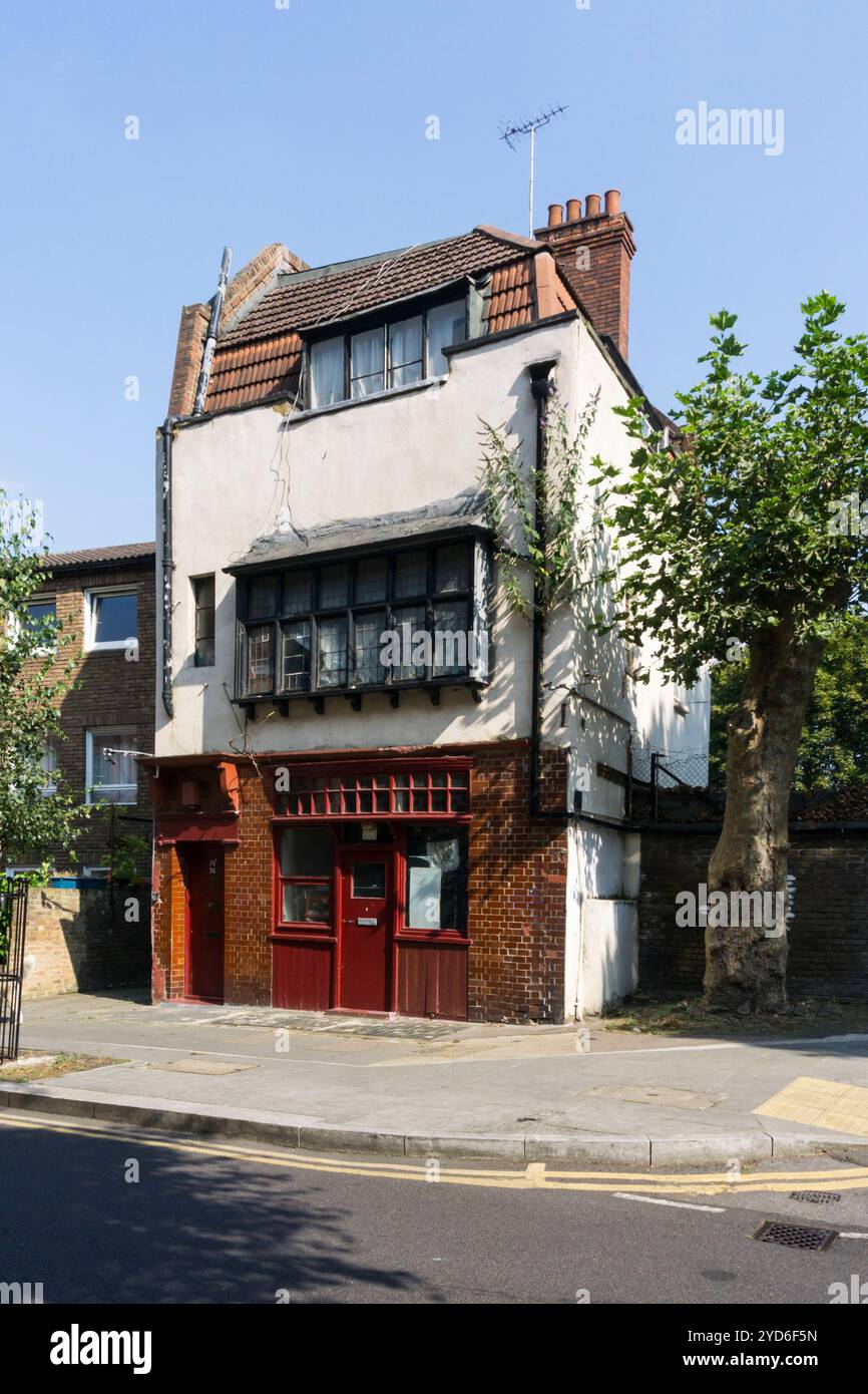 Un ex cottage dei tessitori all'angolo tra Swanfield Street e Brick Lane a Tower Hamlets. Foto Stock