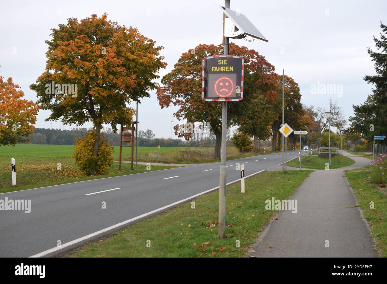 20.10.2024 Geschwindigkeitsmessung Deutschland/ Sachsen Anhalt/ Altmark/ Altmarkkreis Salzwedel/ Stadt Klötze/ Ortsteil Kunrau/ an der Grundschule/ Geschwindigkeitsmessung/ LED Anzeige ***Nutzung nur redaktionell*** * 20 10 2024 misurazione della velocità Germany Sachsen Anhalt Altmark Altmark Altmarkkreis Altmarkkreis un display della velocità per la misura della velocità del Salzweitsgkeitsgkreis della velocità della città del Salzweitsgkreis Klötze Foto Stock