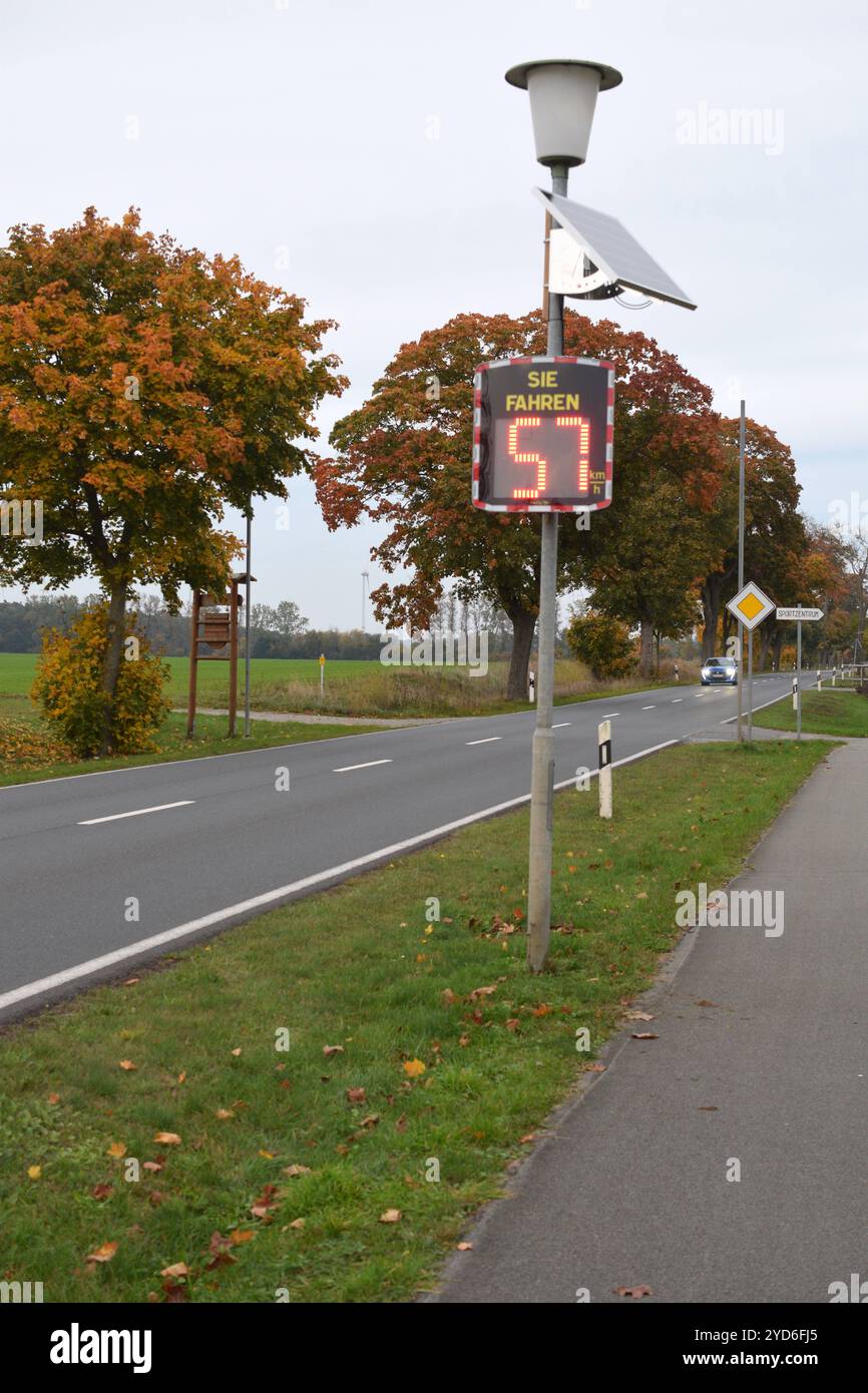 20.10.2024 Geschwindigkeitsmessung Deutschland/ Sachsen Anhalt/ Altmark/ Altmarkkreis Salzwedel/ Stadt Klötze/ Ortsteil Kunrau/ an der Grundschule/ Geschwindigkeitsmessung/ LED Anzeige ***Nutzung nur redaktionell*** * 20 10 2024 misurazione della velocità Germany Sachsen Anhalt Altmark Altmark Altmarkkreis Altmarkkreis un display della velocità per la misura della velocità del Salzweitsgkeitsgkreis della velocità della città del Salzweitsgkreis Klötze Foto Stock