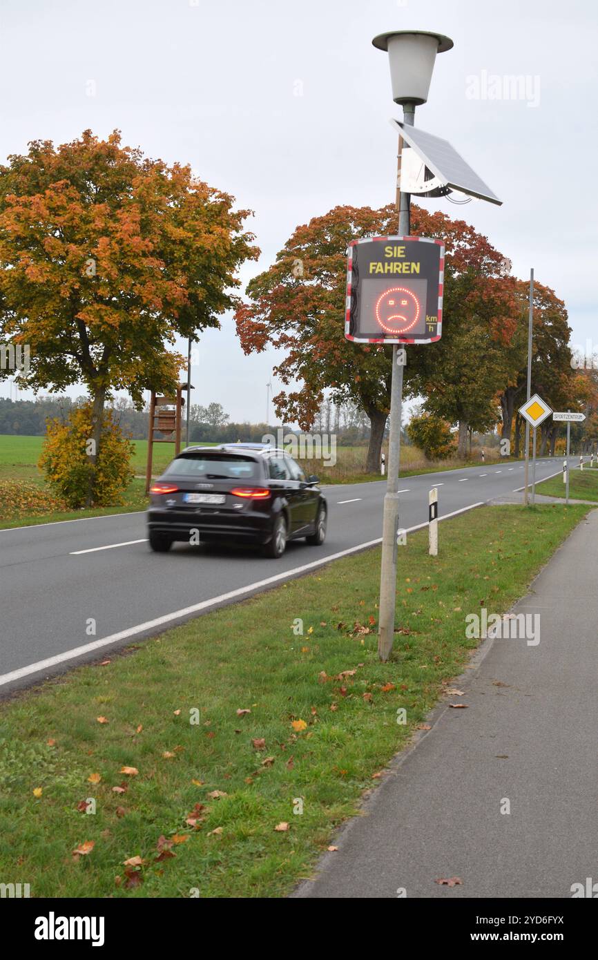 20.10.2024 Geschwindigkeitsmessung Deutschland/ Sachsen Anhalt/ Altmark/ Altmarkkreis Salzwedel/ Stadt Klötze/ Ortsteil Kunrau/ an der Grundschule/ Geschwindigkeitsmessung/ LED Anzeige ***Nutzung nur redaktionell*** * 20 10 2024 misurazione della velocità Germany Sachsen Anhalt Altmark Altmark Altmarkkreis Altmarkkreis un display della velocità per la misura della velocità del Salzweitsgkeitsgkreis della velocità della città del Salzweitsgkreis Klötze Foto Stock