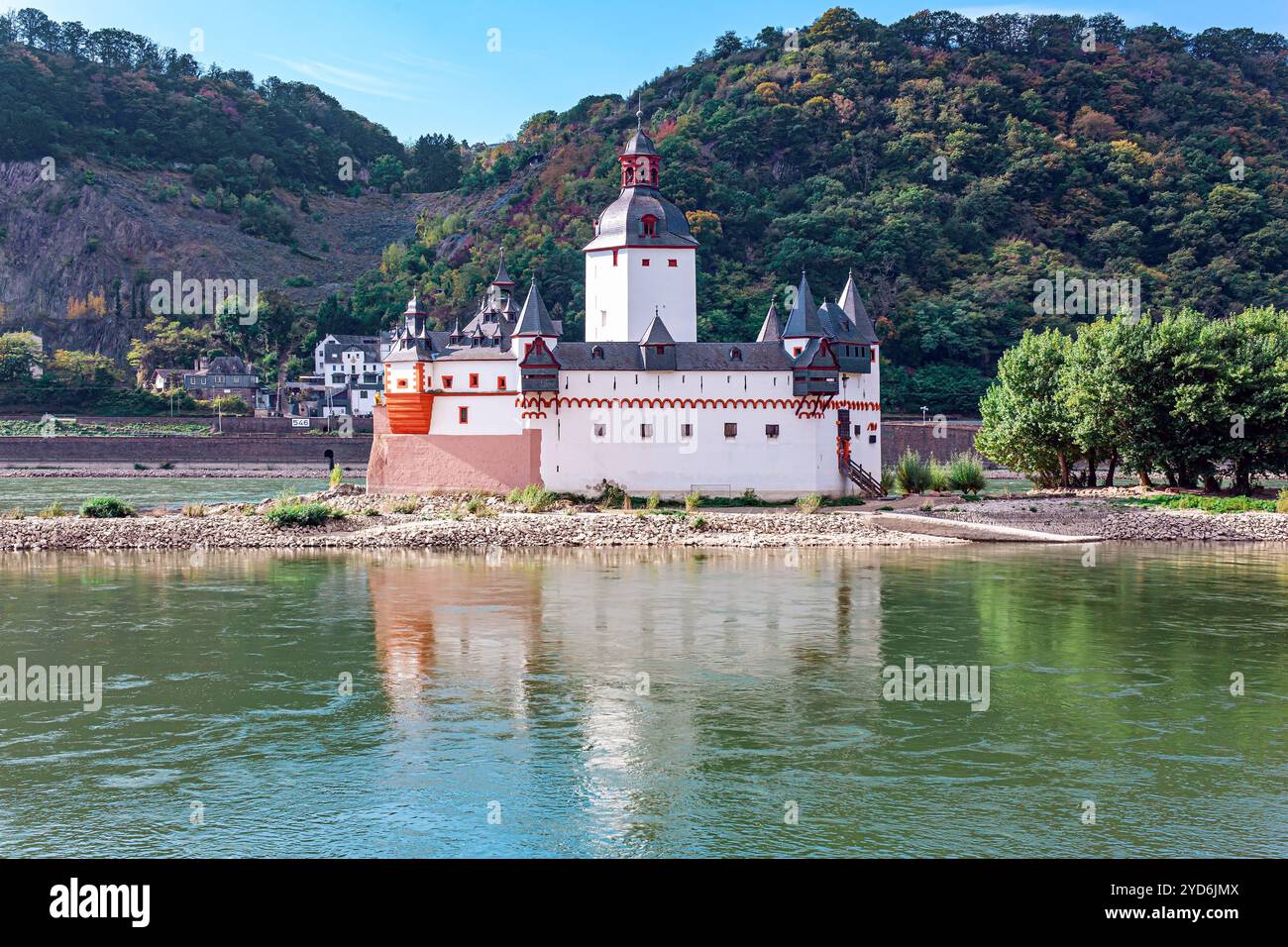 La fortezza Pfalzgrafenstein è un castello doganale sull'isola di Falkenau, nel mezzo del fiume Reno. Caldo autunno in Germania. Romantico medioevale ca Foto Stock