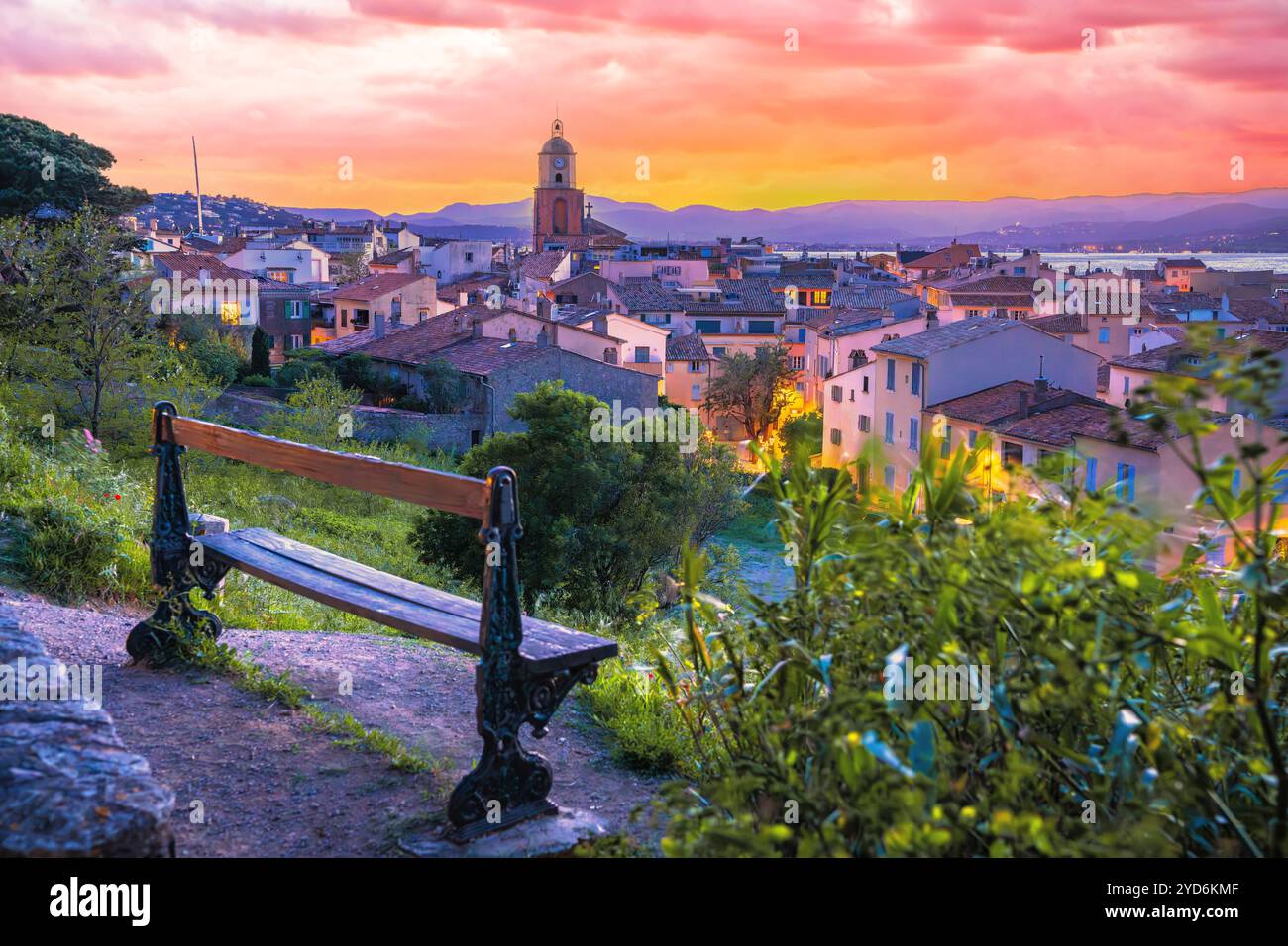 Vista spettacolare del tramonto sullo skyline di Saint Tropez, destinazione turistica di lusso Foto Stock