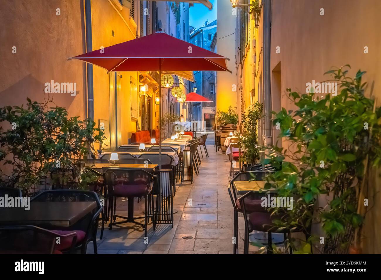 Vicolo in pietra di Saint Tropez con vista serale dei ristoranti, destinazione turistica di lusso Foto Stock