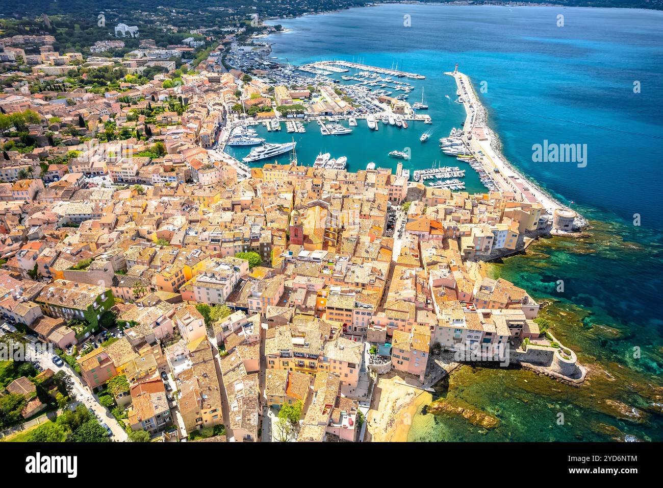 Vista aerea del villaggio di Saint Tropez, destinazione di viaggio di lusso Foto Stock