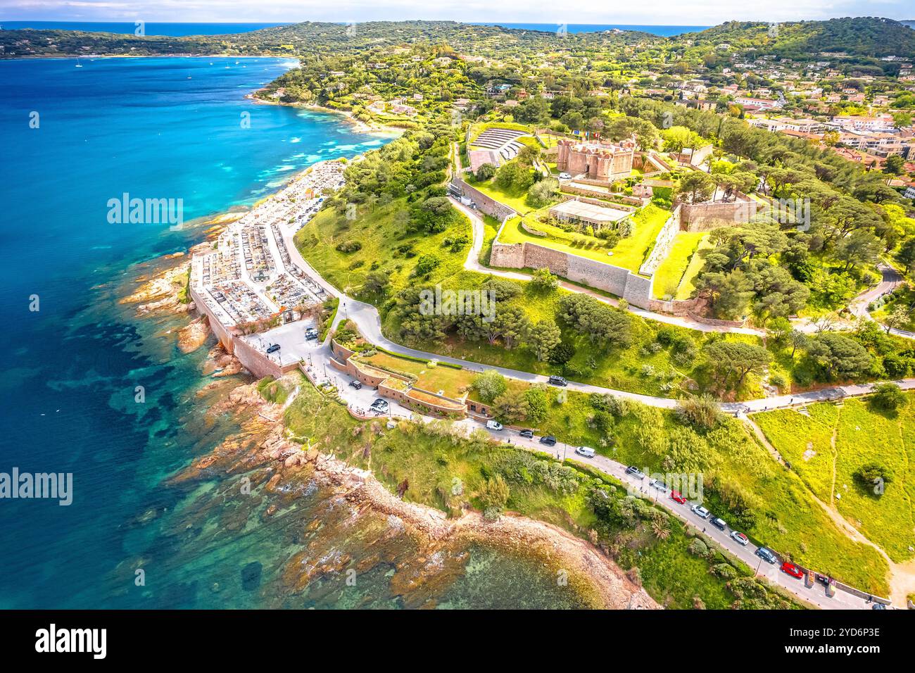 Vista panoramica aerea della fortezza di Saint Tropez e del cimitero, famosa destinazione turistica Foto Stock