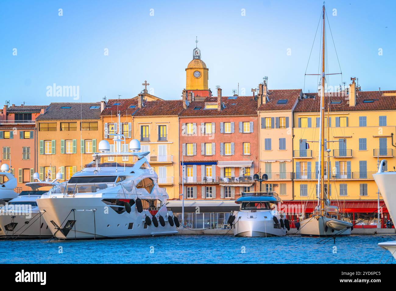 Vista sul lungomare del villaggio di Saint Tropez, famosa destinazione turistica Foto Stock