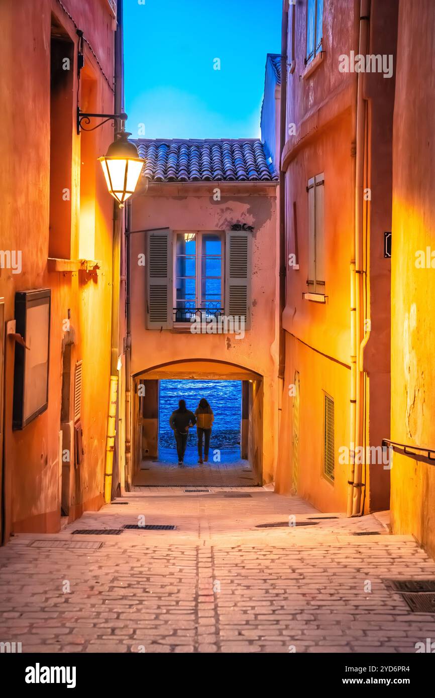 Vicolo in pietra di Saint Tropez con vista serale, destinazione turistica di lusso Foto Stock