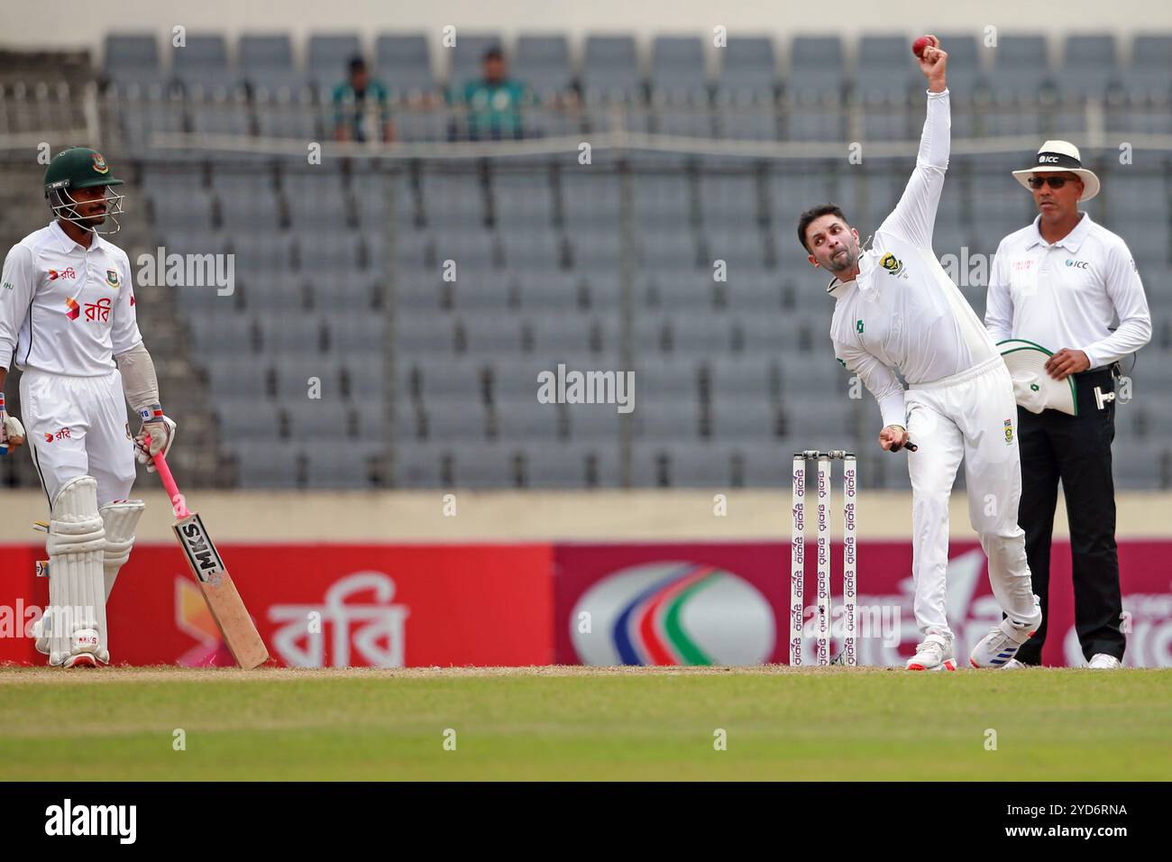 Keshav Maharaj (M) Bowl durante il primo test del terzo giorno del Bangladesh e del Sudafrica allo Sher-e-Bangla National Cricket Stadium di Mirpur, Dhaka, Banglade Foto Stock