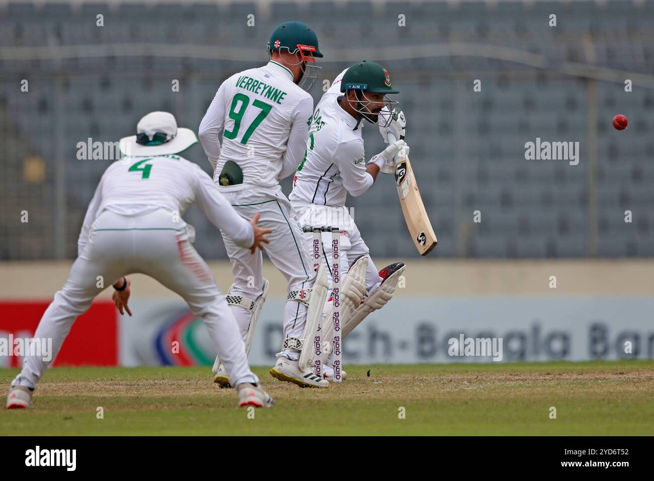 Litton Kumar Das (R) batte durante il primo giorno di test 3 del Bangladesh e del Sudafrica allo Sher-e-Bangla National Cricket Stadium di Mirpur, Dhaka, Bangla Foto Stock