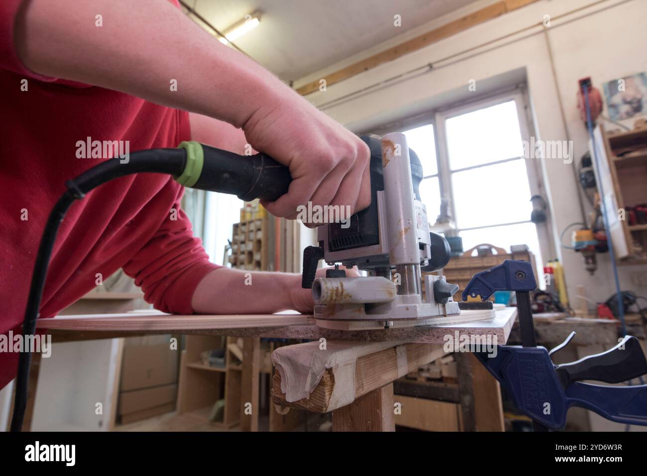 Lavorare in una falegnameria con legno Foto Stock