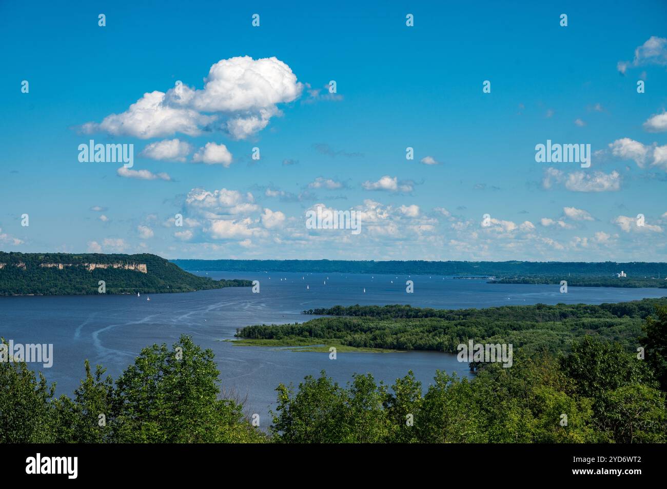 Vista del lago Pepin nel fiume Mississippi, al confine con il Minnesota e il Wisconsin, in estate, dal Frontenac State Park in Minnesota Foto Stock