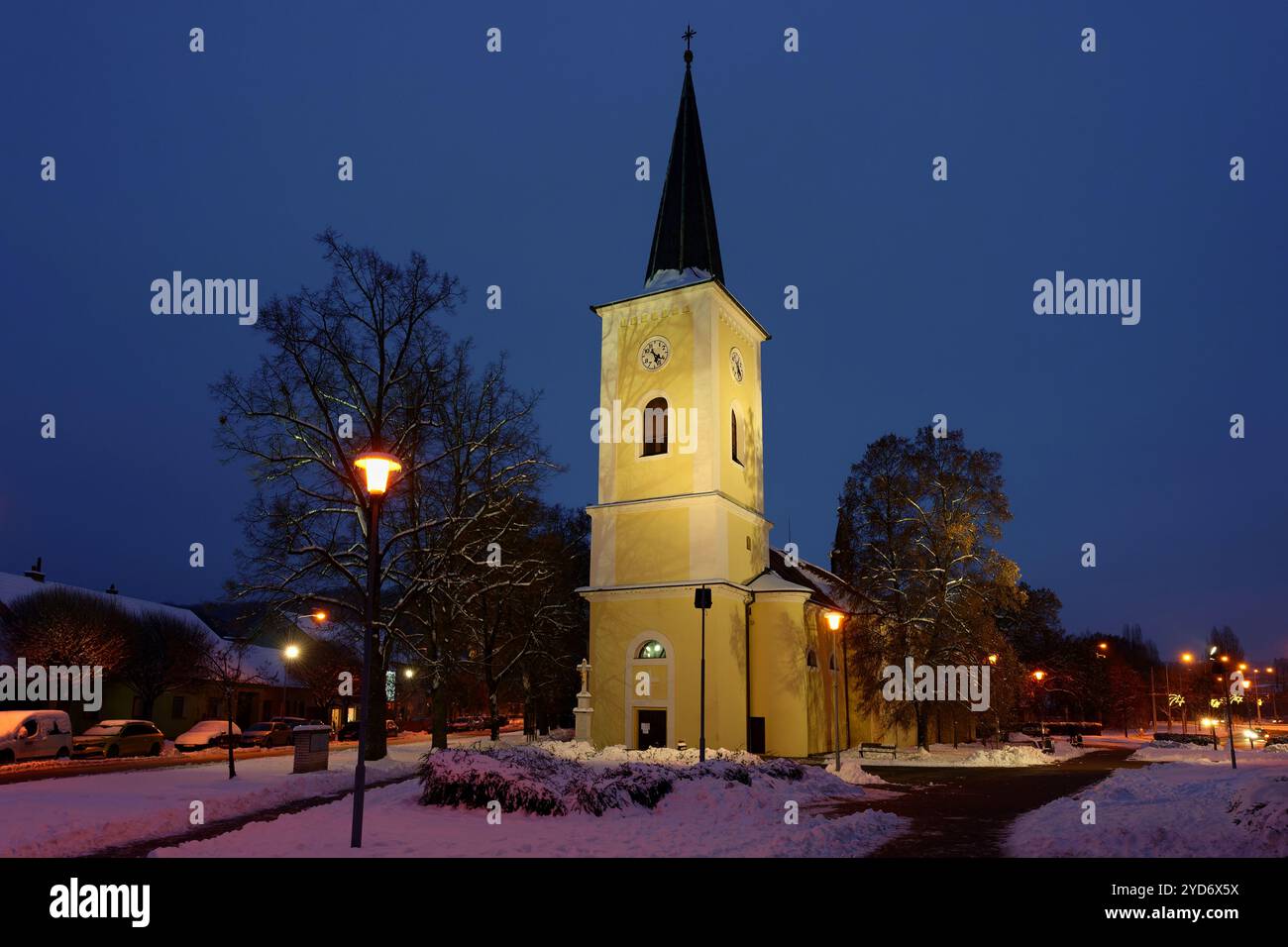 Bella vecchia chiesa durante le vacanze di Natale con la neve. Chiesa di San Giovanni Battista e San Giovanni Evangelista. Brno - Bistrc Foto Stock