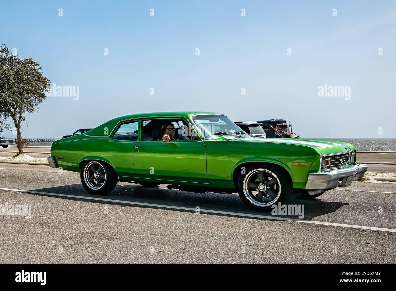 Gulfport, MS - 4 ottobre 2023: Vista grandangolare dell'angolo anteriore di una Chevrolet Nova Hatchback Coupé 1974 in una mostra automobilistica locale. Foto Stock