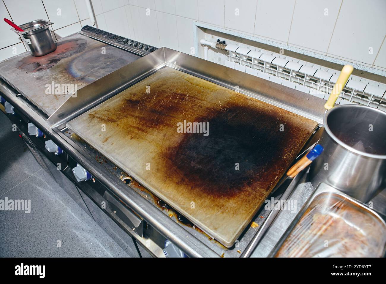 Cucina professionale in acciaio inox, piastra per ristorante, piano caldo, superficie argentata. Potrai cucinare piatti nella cucina professionale del ristorante Foto Stock