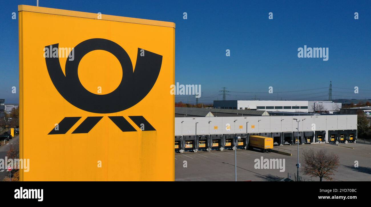 Erfurt Vieselbach, Germania. 25 ottobre 2024. Il logo della posta è visibile sopra il centro postale della filiale tedesca di Erfurt nel villaggio merci Erfurt-Vieselbach (GVZ). (Foto scattata con un drone) credito: Martin Schutt/dpa/Alamy Live News Foto Stock