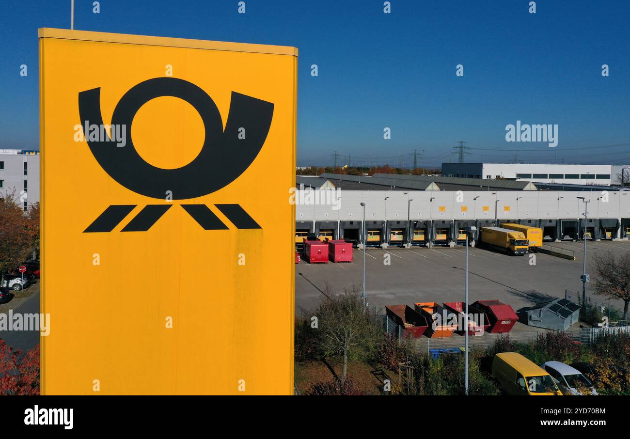 Erfurt Vieselbach, Germania. 25 ottobre 2024. Il logo della posta è visibile sopra il centro postale della filiale tedesca di Erfurt nel villaggio merci Erfurt-Vieselbach (GVZ). (Foto scattata con un drone) credito: Martin Schutt/dpa/Alamy Live News Foto Stock