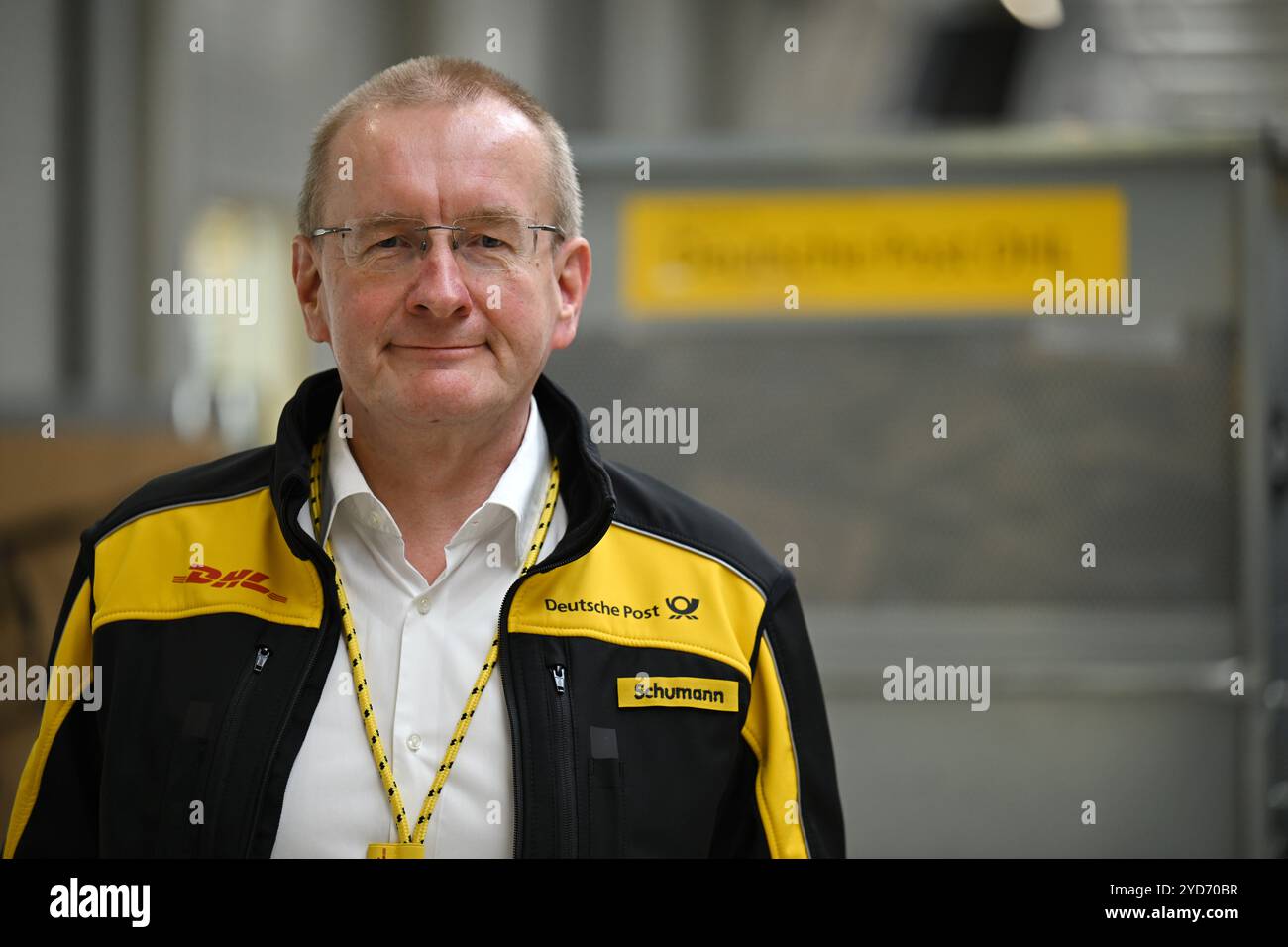 Erfurt Vieselbach, Germania. 25 ottobre 2024. Wilfried Schumann, capo del servizio postale in Turingia, si trova nel centro postale della filiale di Erfurt di Deutsche Post nel villaggio merci Erfurt-Vieselbach (GVZ). Crediti: Martin Schutt/dpa/Alamy Live News Foto Stock