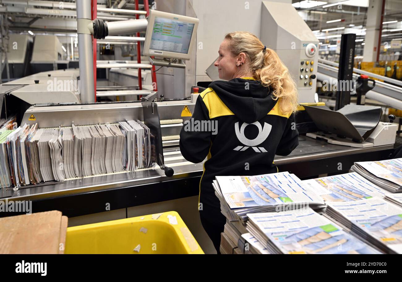 Erfurt Vieselbach, Germania. 25 ottobre 2024. Un dipendente smista gli invii per corrispondenza presso il centro postale della filiale Deutsche Post Erfurt nel villaggio merci Erfurt-Vieselbach (GVZ). Crediti: Martin Schutt/dpa/Alamy Live News Foto Stock