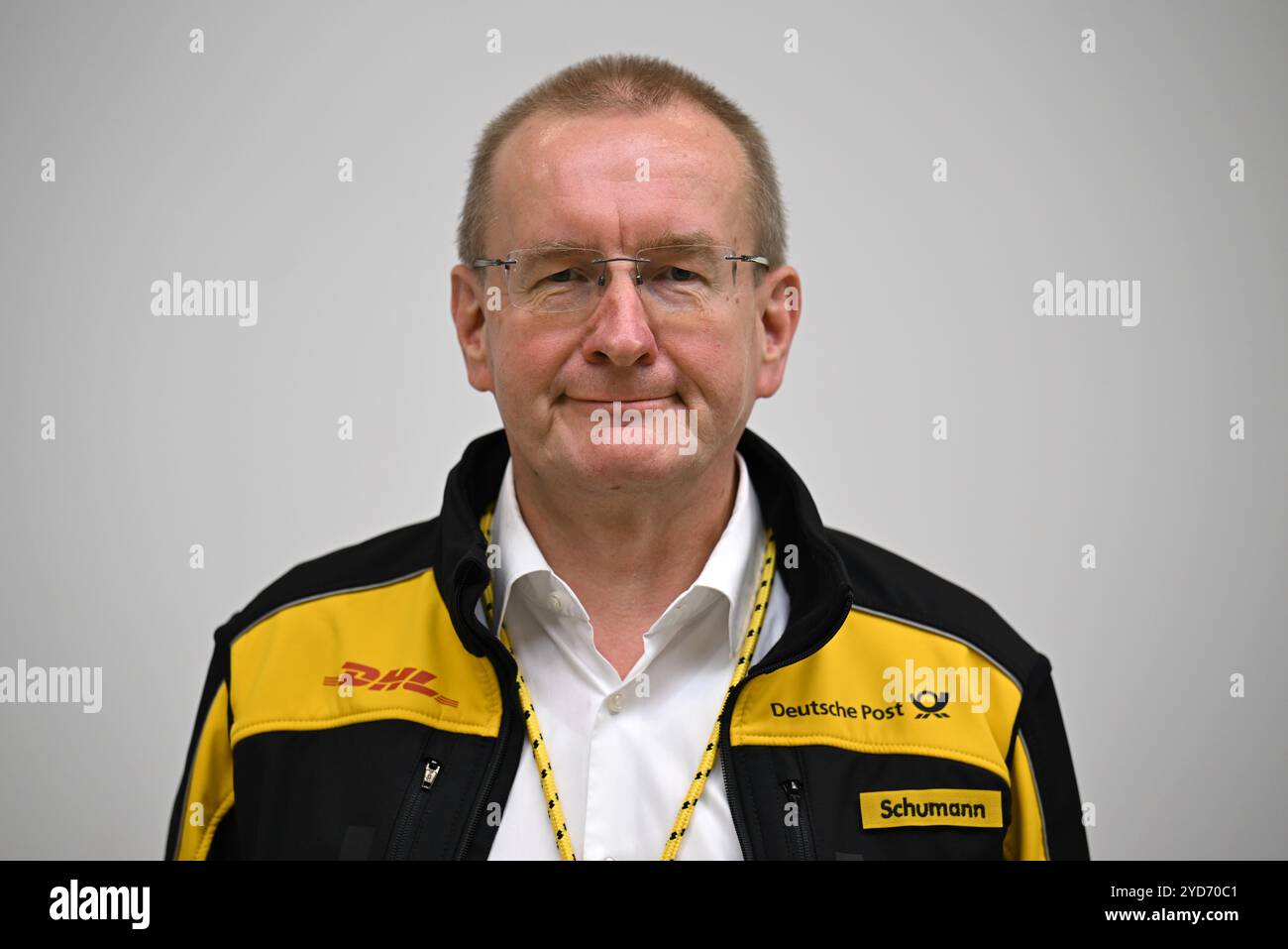 Erfurt Vieselbach, Germania. 25 ottobre 2024. Wilfried Schumann, capo del servizio postale in Turingia, si trova nel centro postale della filiale di Erfurt di Deutsche Post nel villaggio merci Erfurt-Vieselbach (GVZ). Crediti: Martin Schutt/dpa/Alamy Live News Foto Stock