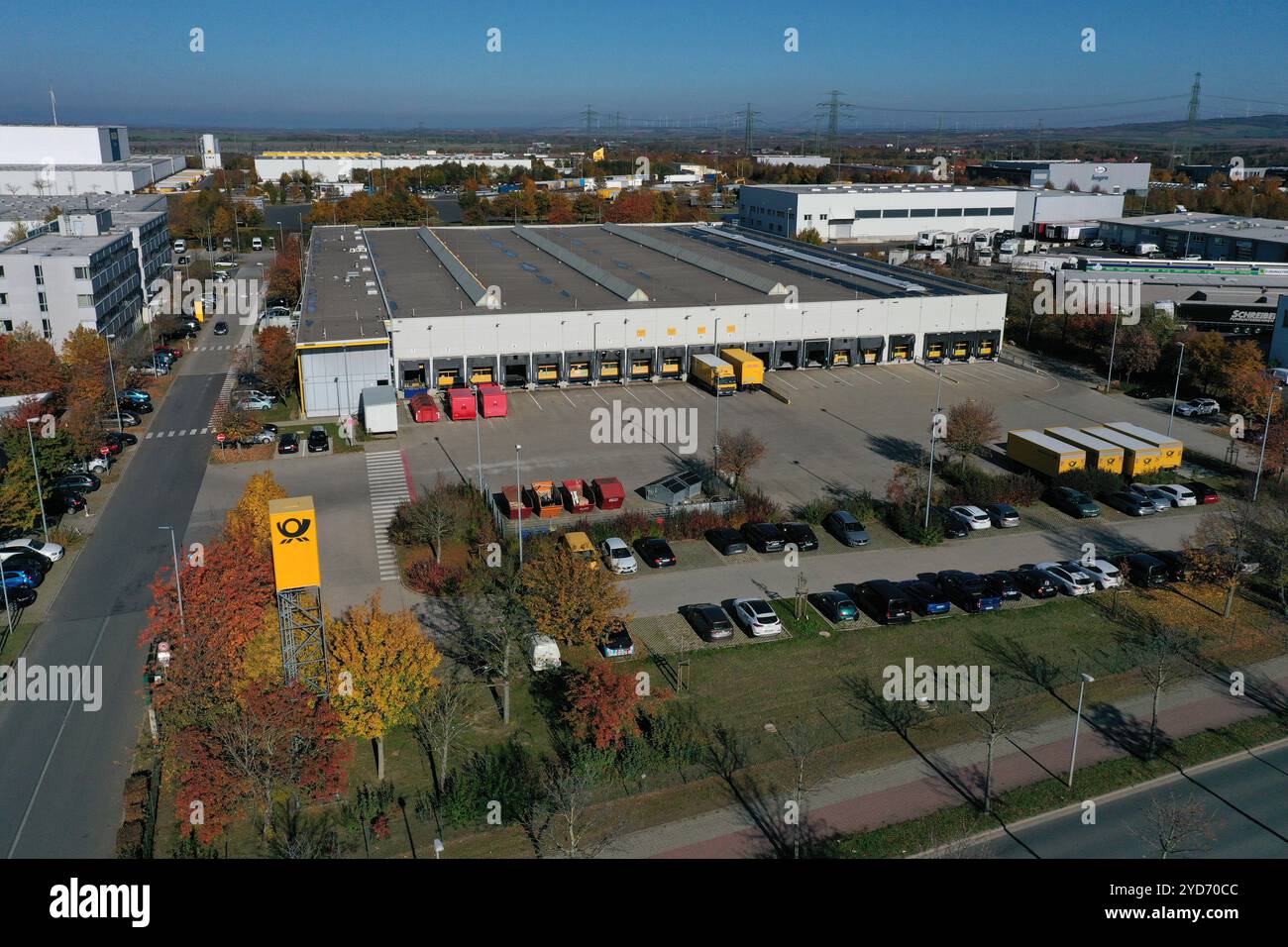 Erfurt Vieselbach, Germania. 25 ottobre 2024. Il logo della posta è visibile sopra il centro postale della filiale di Erfurt di Deutsche Post nel villaggio merci di Erfurt-Vieselbach (GVZ). (Foto scattata con un drone) credito: Martin Schutt/dpa/Alamy Live News Foto Stock