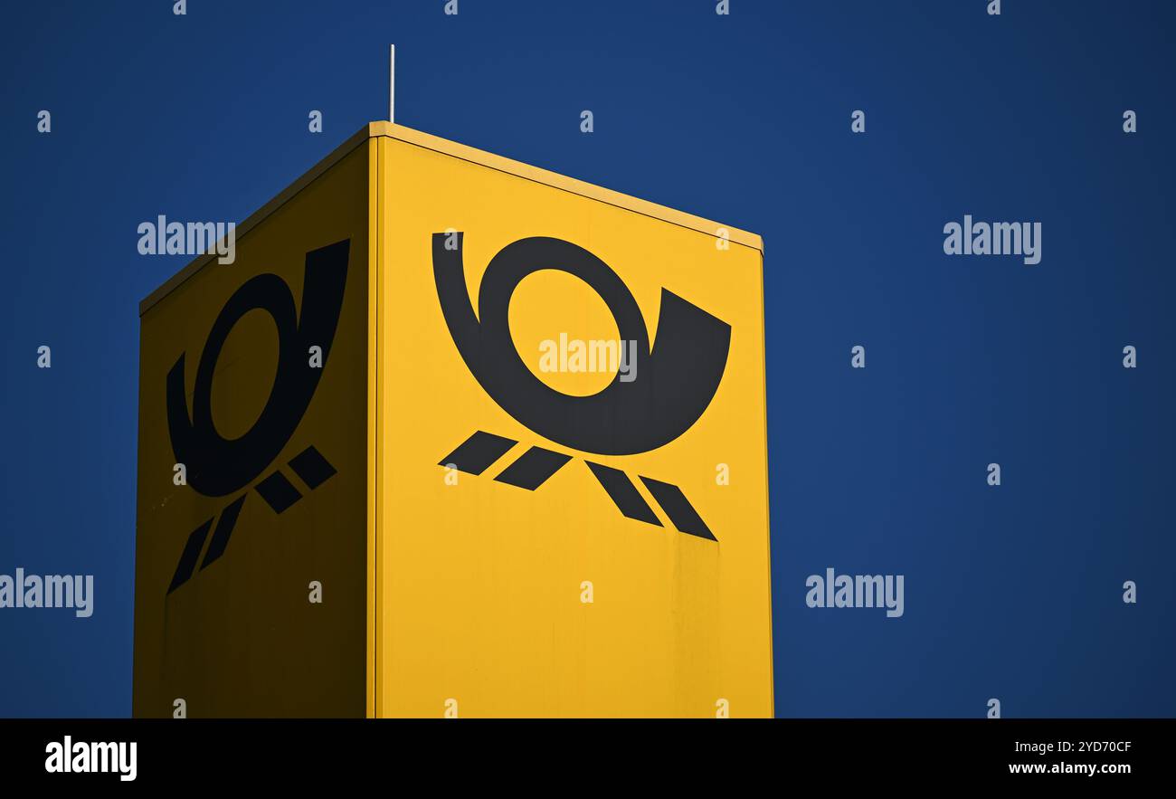 Erfurt Vieselbach, Germania. 25 ottobre 2024. Il logo della posta è visibile sopra il centro lettere della filiale di Erfurt della Deutsche Post nel villaggio merci Erfurt-Vieselbach (GVZ). Crediti: Martin Schutt/dpa/Alamy Live News Foto Stock