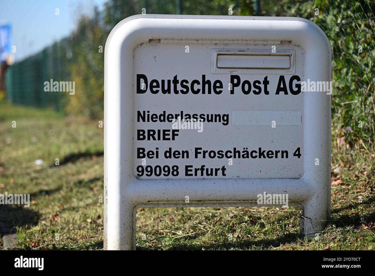 Erfurt Vieselbach, Germania. 25 ottobre 2024. La dicitura "Deutsche Post AG" è apposta su un cartello situato fuori dal centro lettere della filiale di Deutsche Post Erfurt nel villaggio merci Erfurt-Vieselbach (GVZ). Crediti: Martin Schutt/dpa/Alamy Live News Foto Stock