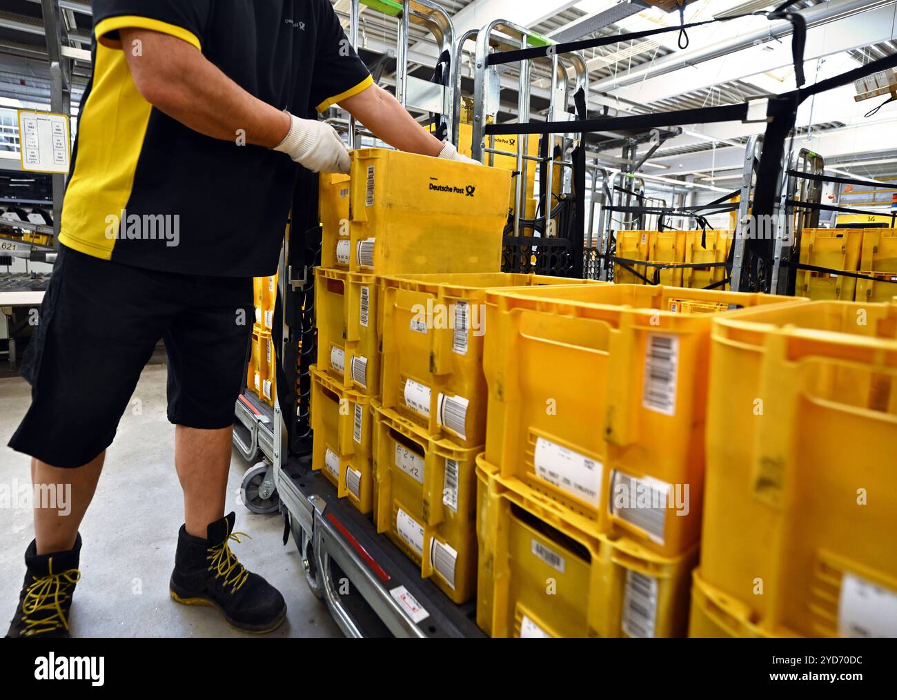 Erfurt Vieselbach, Germania. 25 ottobre 2024. Un dipendente smista gli articoli presso il centro postale della filiale Deutsche Post Erfurt nel villaggio merci Erfurt-Vieselbach (GVZ). Crediti: Martin Schutt/dpa/Alamy Live News Foto Stock