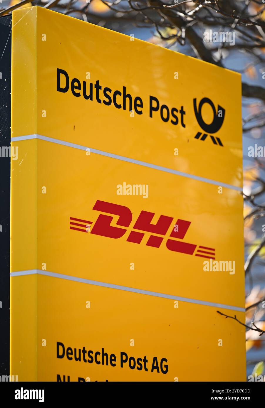 Erfurt Vieselbach, Germania. 25 ottobre 2024. I loghi Deutsche Post e DHL sono visibili nel centro postale della filiale Deutsche Post Erfurt nel villaggio merci Erfurt-Vieselbach (GVZ). Crediti: Martin Schutt/dpa/Alamy Live News Foto Stock