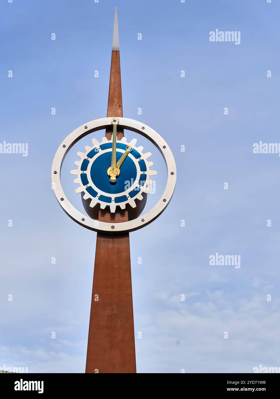 Esattamente alle due dell'orologio (eretto dai locali Rotary Club e progettato da Terry Eaton) all'incrocio tra Gold Street e High Street, Kettering. Foto Stock