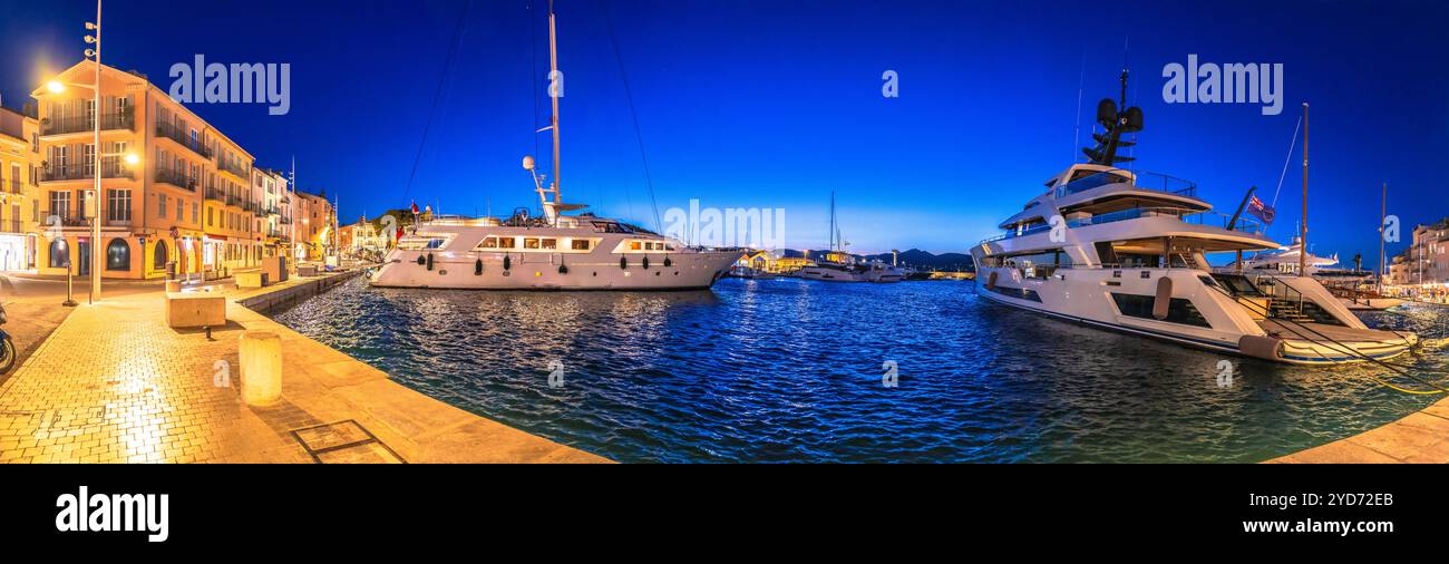 Vista panoramica sul lungomare del villaggio di Saint Tropez, famosa destinazione turistica Foto Stock