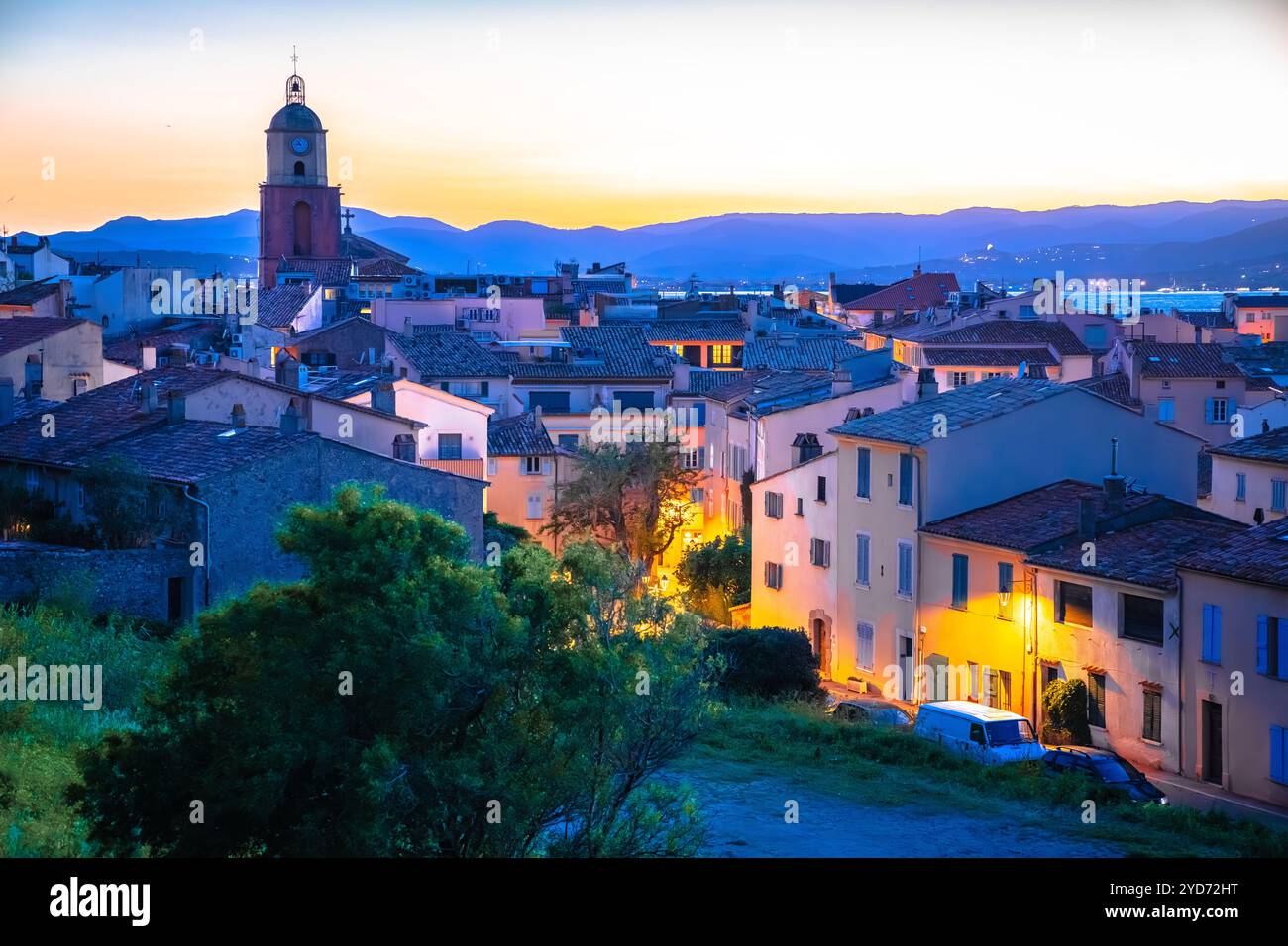 Vista spettacolare del tramonto sullo skyline di Saint Tropez, lussuosa destinazione di viaggio Foto Stock