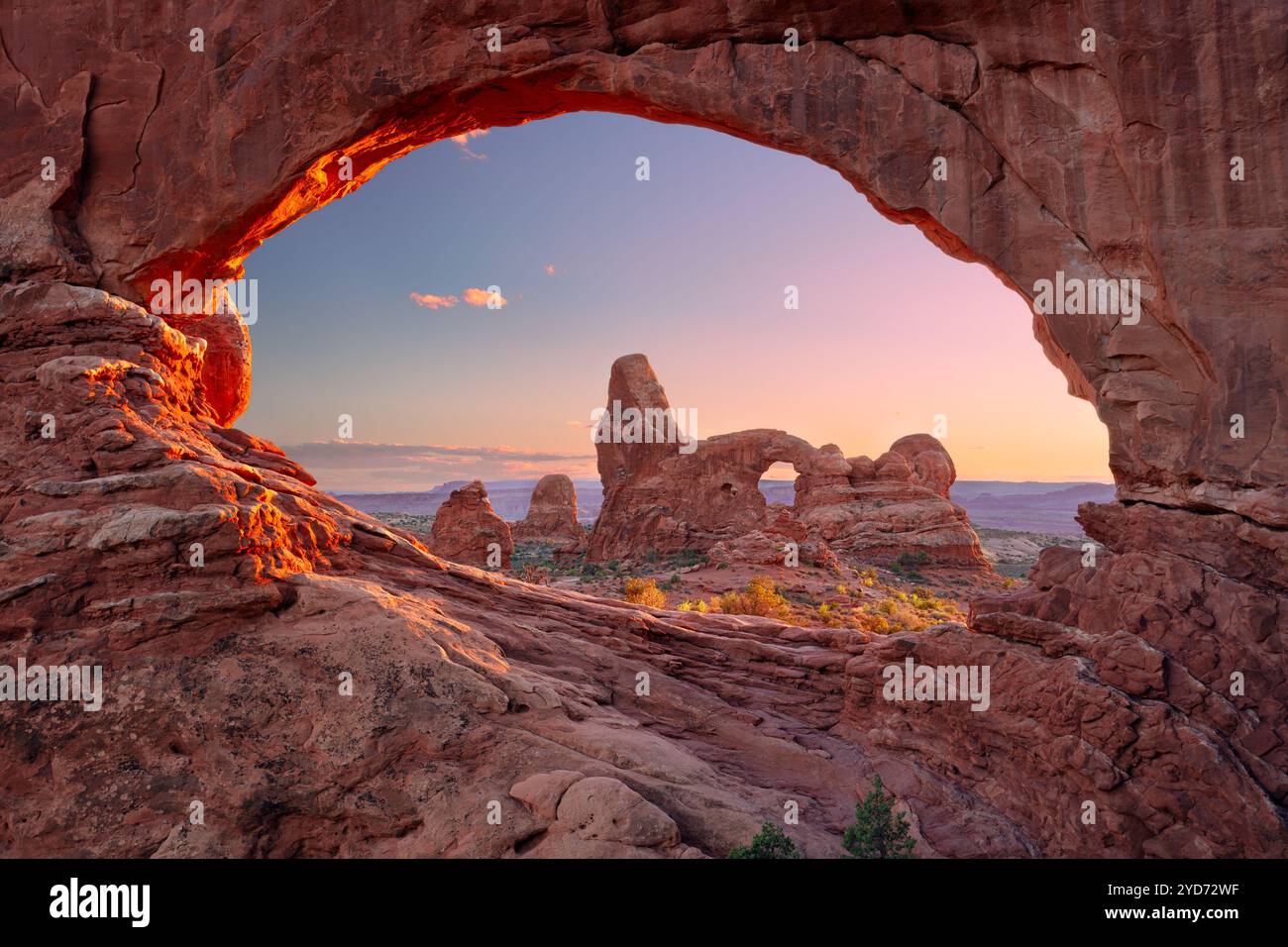 North Window Arch, Arches National Park, Utah, Stati Uniti. Immagine del paesaggio di North Window Arch, Arches National Park, Utah, USA con Turret Arch. Foto Stock