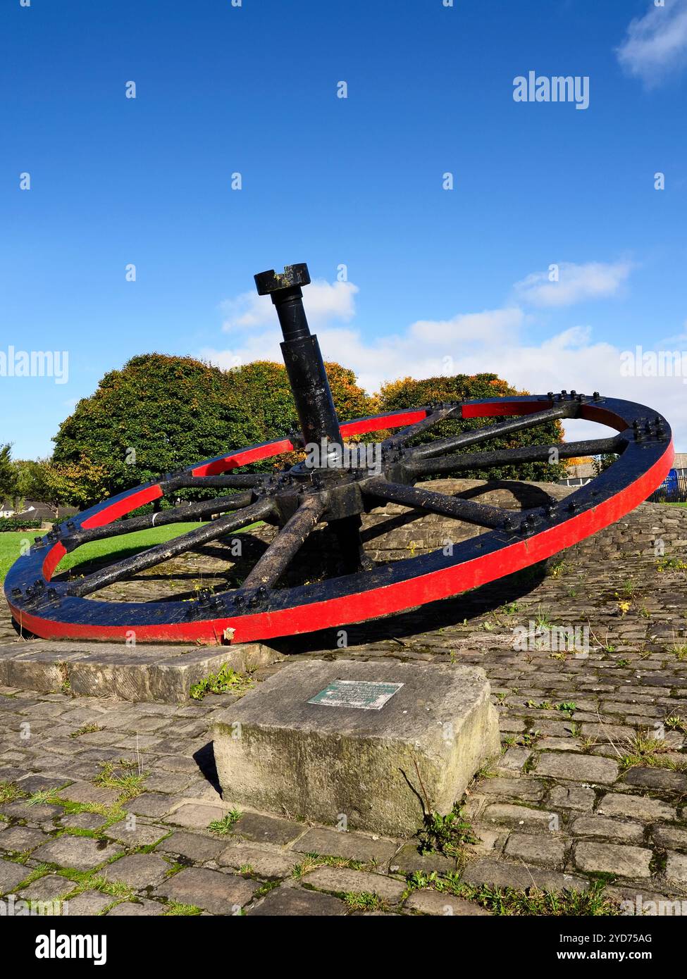 Monumento al volano del laminatoio dell'ex Low Moor Steel Works donato nel 1982 da Elsworth e Son Low Moor West Yorkshire Inghilterra Foto Stock