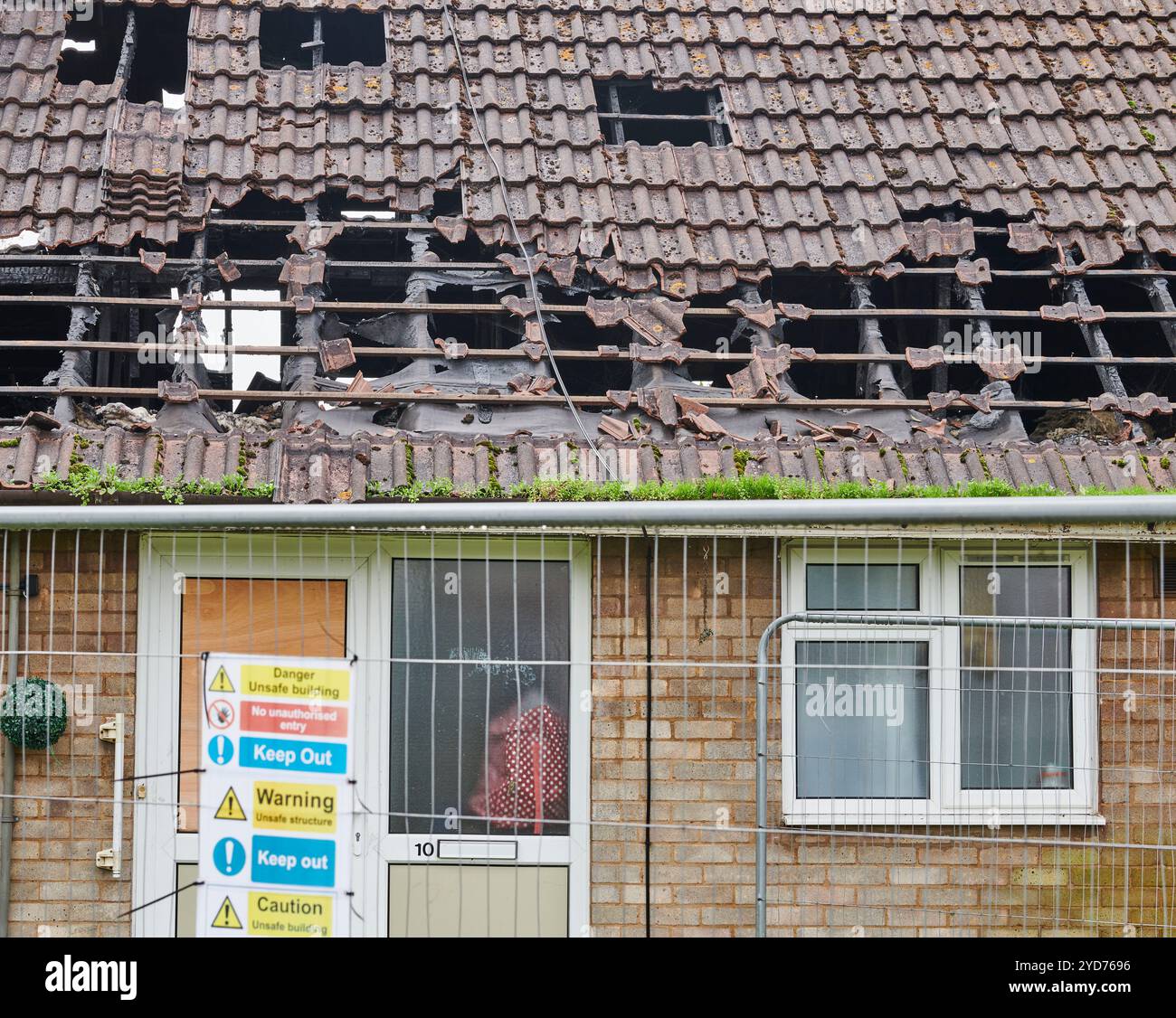 Dopo un incendio, sospettato incendio doloso, che si diffuse attraverso tre bungalow a schiera il 26 giugno 2024 a Skipton Close, Corby, Inghilterra. Foto Stock