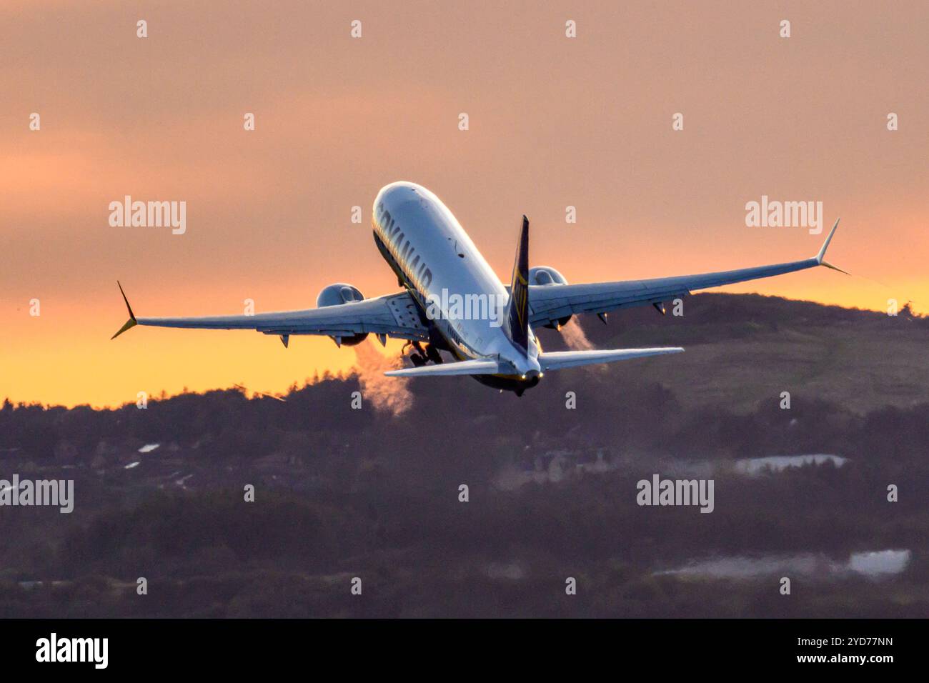 Un Boeing 737-800 Ryanair con alette Scimitar di Spalato parte dall'aeroporto di Edimburgo in Un Sunset Sky Foto Stock