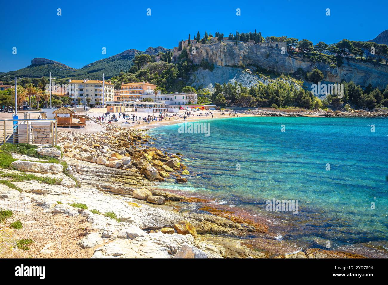 Idilliaca cittadina costiera di Cassis sulla costa Azzurra vista spiaggia turchese Foto Stock