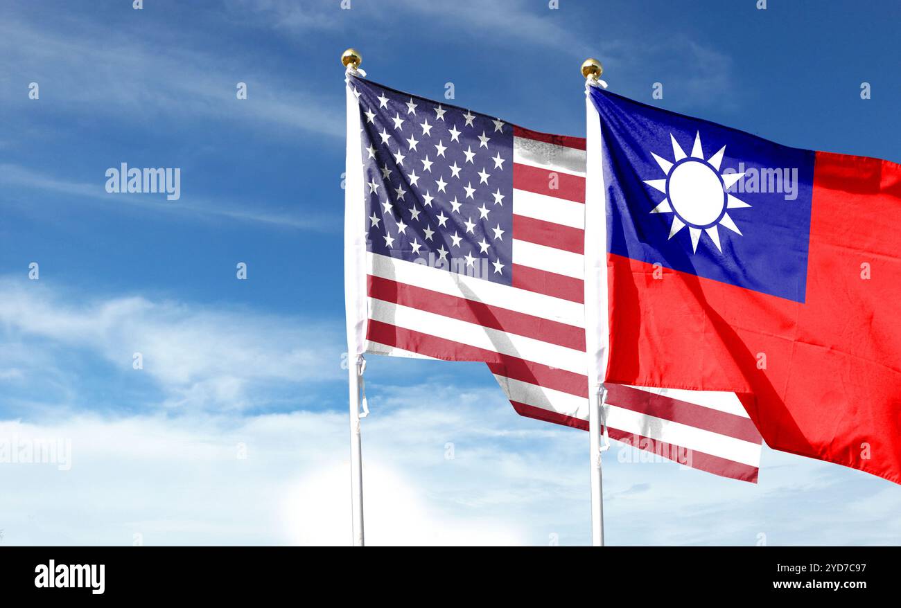 Bandiera americana con bandiera di Taiwan sul cielo nuvoloso. sventolando nel cielo Foto Stock