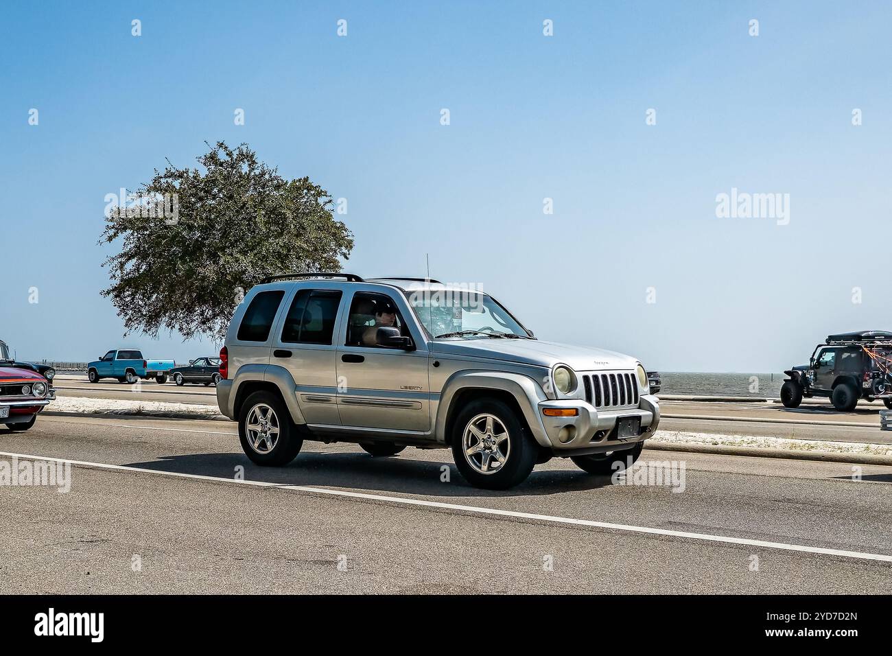Gulfport, MS - 4 ottobre 2023: Vista dall'angolo anteriore grandangolare di un SUV Jeep Liberty 4 porte del 2003 in una mostra di auto locale. Foto Stock